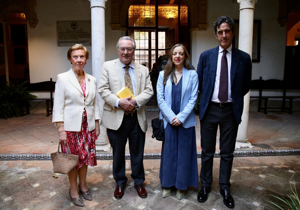 Pilar León-Castro,Jacobo Cortines, Victoria León e Ignacio F. Garmendia, durante la presentacción del libro en Buenas Letras