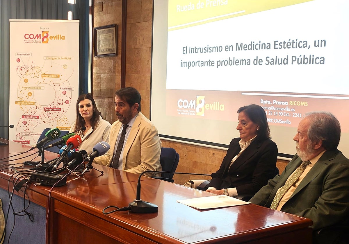 Mara Jiménez, Moisés Rodríguez Abascal, Pilar Martínez y Alfonso Carmona en el Colegio de Médicos de Sevilla