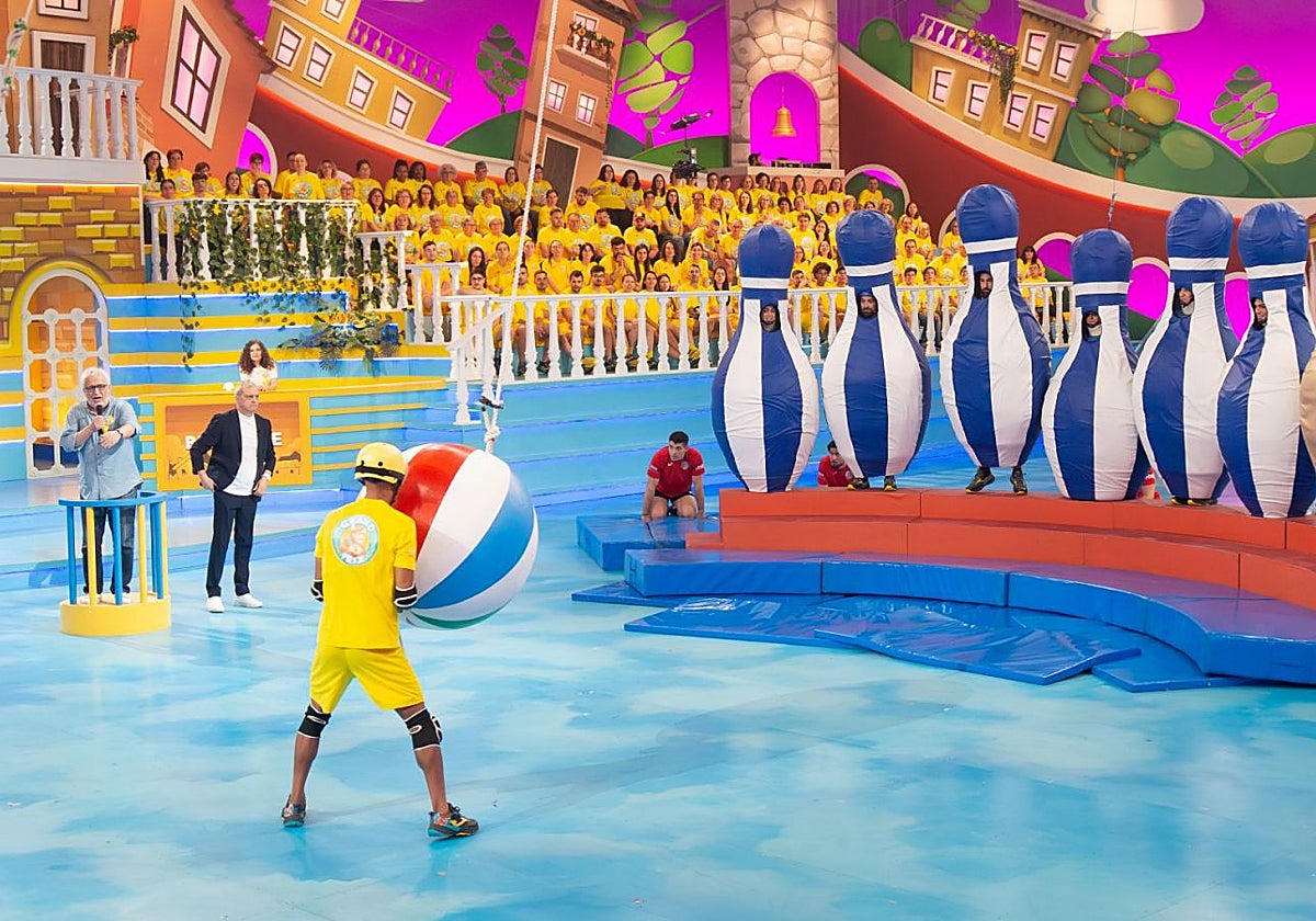'Los superbolos', uno de los juegos más míticas del 'Grand Prix del Verano', programa que presenta Ramón García en La 1