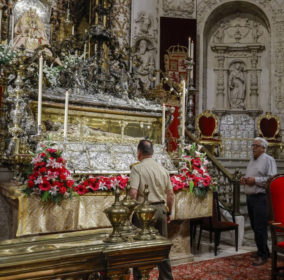 Un momento de la apertura de la urna del Rey Santo en la Catedral de Sevilla este 14 de mayo