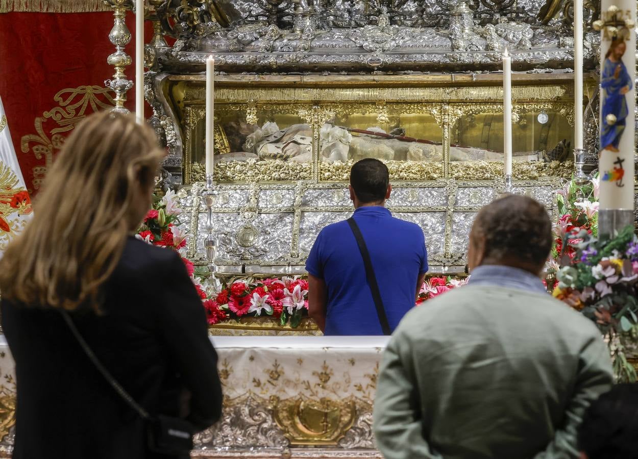 Un momento de la apertura de la urna del Rey Santo en la Catedral de Sevilla este 14 de mayo