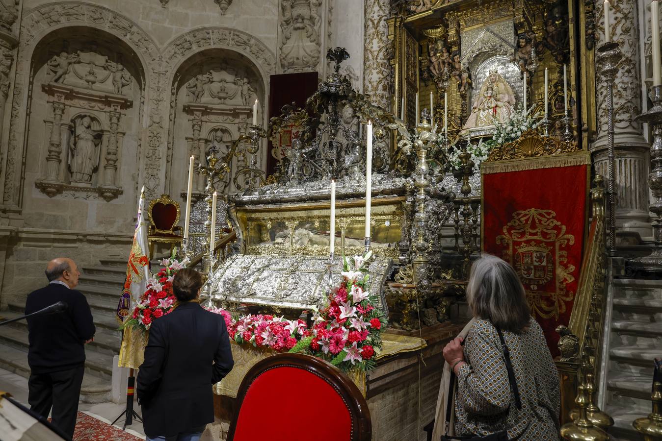 Un momento de la apertura de la urna del Rey Santo en la Catedral de Sevilla este 14 de mayo