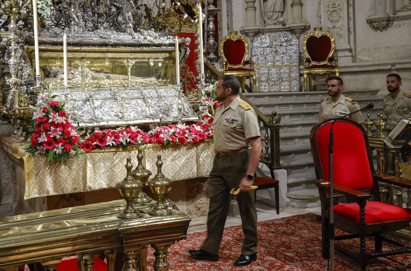 Un momento de la apertura de la urna del Rey Santo en la Catedral de Sevilla este 14 de mayo
