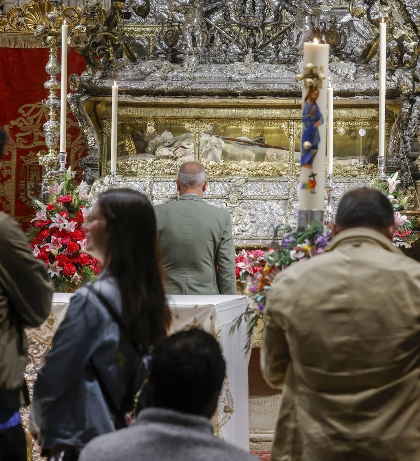 Un momento de la apertura de la urna del Rey Santo en la Catedral de Sevilla este 14 de mayo
