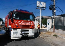 Efectivos de Bomberos junto a las instalaciones de Plainsur afectadas por el incendio