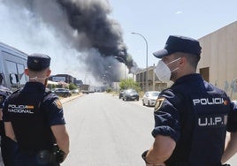 El virulento incendio de la planta de químicos de Alcalá de Guadaira se encuentra ya 'confinado'