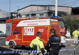 Se da por extinguido el incendio de la empresa química de Alcalá de Guadaíra
