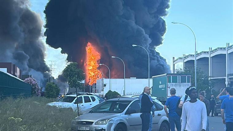Alcalá de Guadaíra levanta las medidas preventivas por el incendio de la empresa de productos químicos