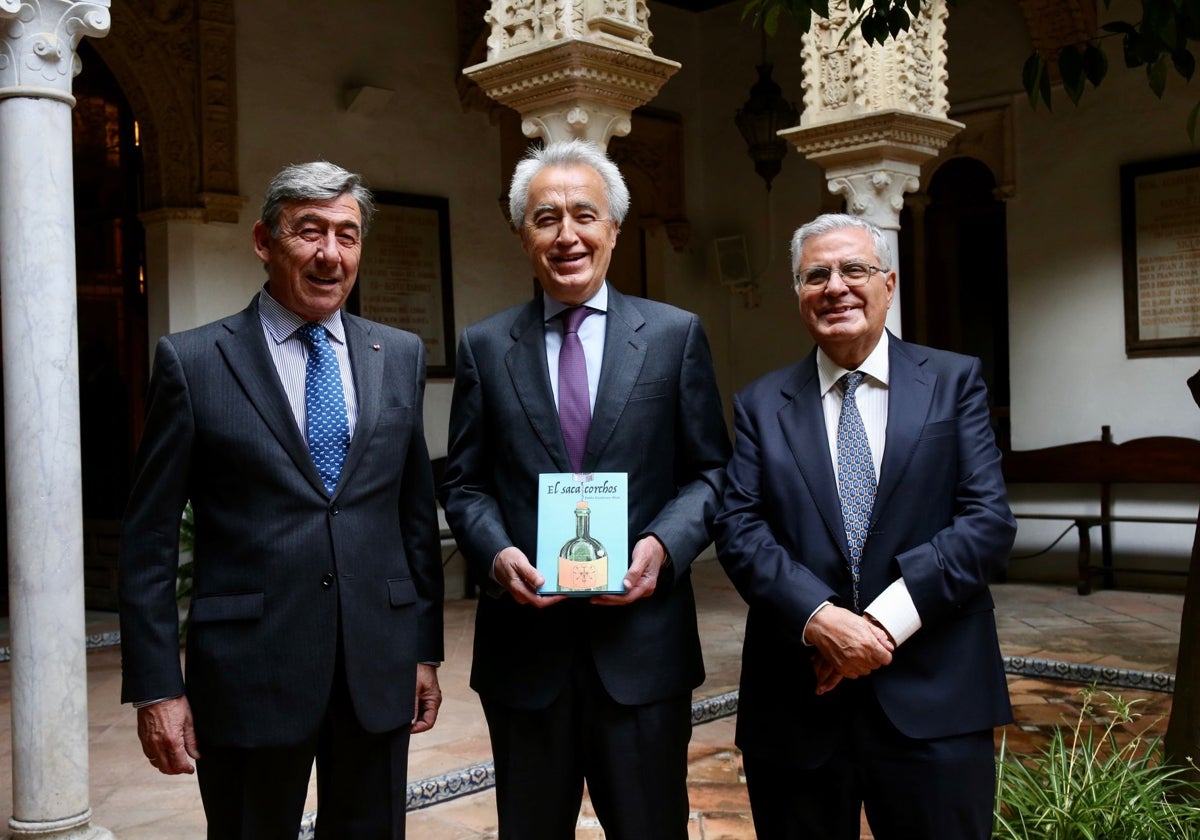 Santiago de León y Domecq, Pablo Gutiérrez-Alviz y Antonio Narbona, antes de la presentación del libro