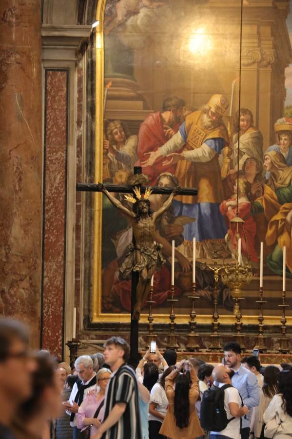 Gran expectación en San Pedro para ver al Cachorro y a la Esperanza de Málaga