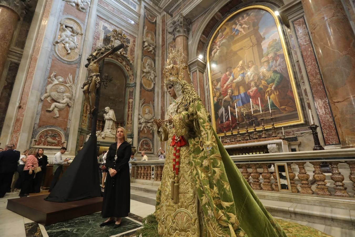 Gran expectación en San Pedro para ver al Cachorro y a la Esperanza de Málaga