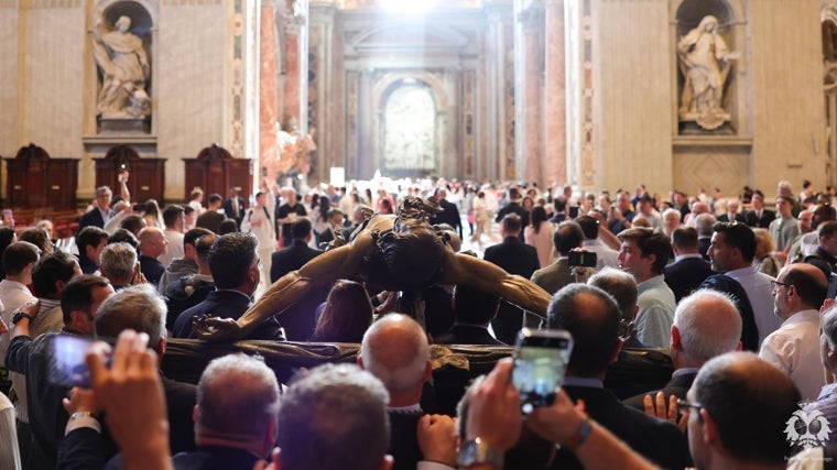 El Cristo de la Expiración abandona el Vaticano