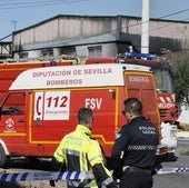 Servicios de emergencias en la nave incendiada este miércoles en Alcalá de Guadaíra