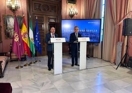 El delegado de Consumo, José Lugo, y el portavoz del gobierno municipal, Juan Bueno, atienden a los medios
