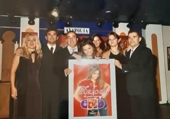 Melody con parte de su familia recogiendo el disco de platino en Madrid