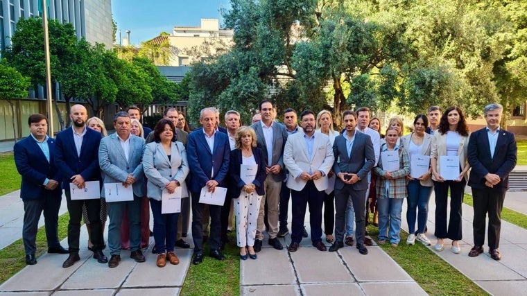 Los alcaldes del PP en la provincia de Sevilla este viernes en la Diputación de Sevilla