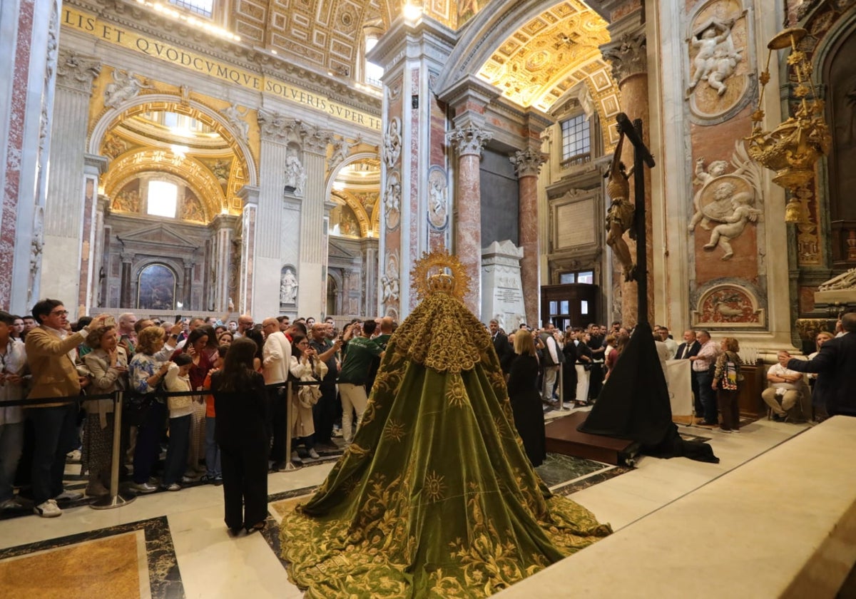 La Virgen de la Esperanza de Málaga y el Cachorro, este viernes en San Pedro antes de ser trasladados a la carpa