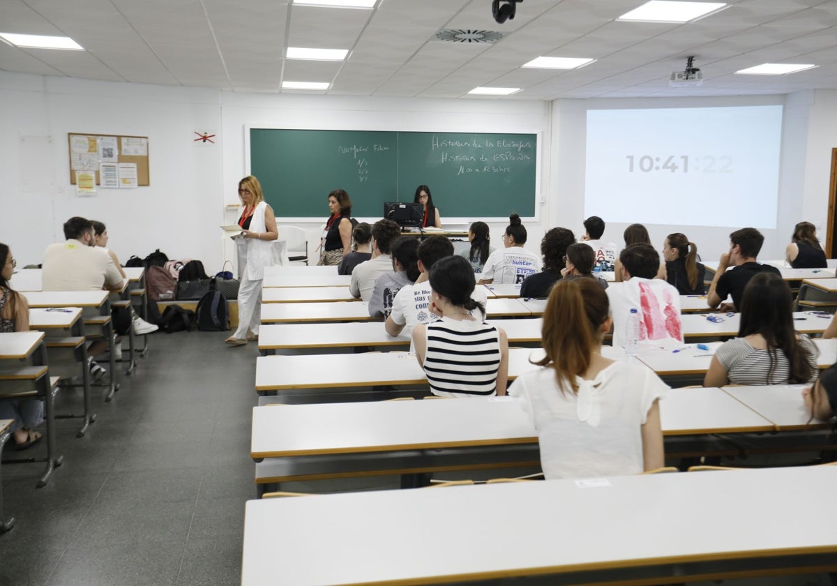 Estudiantes de la Universidad de Sevilla durante una clase