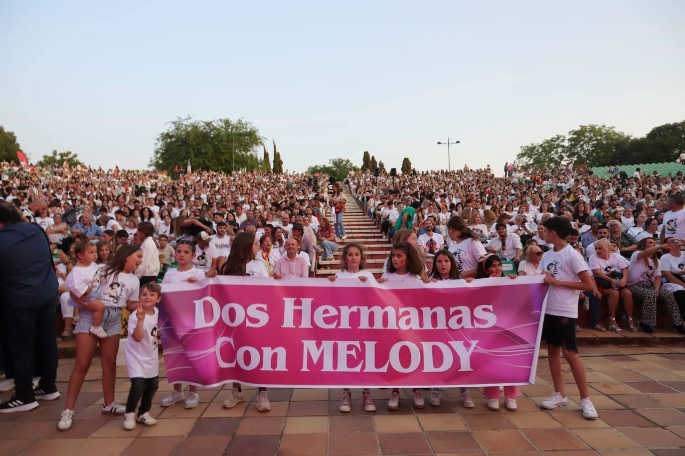 Numeroso público en el Auditorio Municipal 'Los del Río' donde se está retransmitiendo la gala de Eurovisión