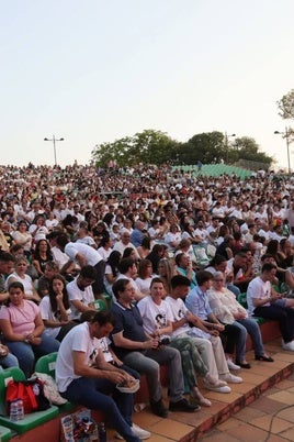Lleno total para apoyar a Melody en el Auditorio Municipal 'Los del Río' en Dos Hermanas