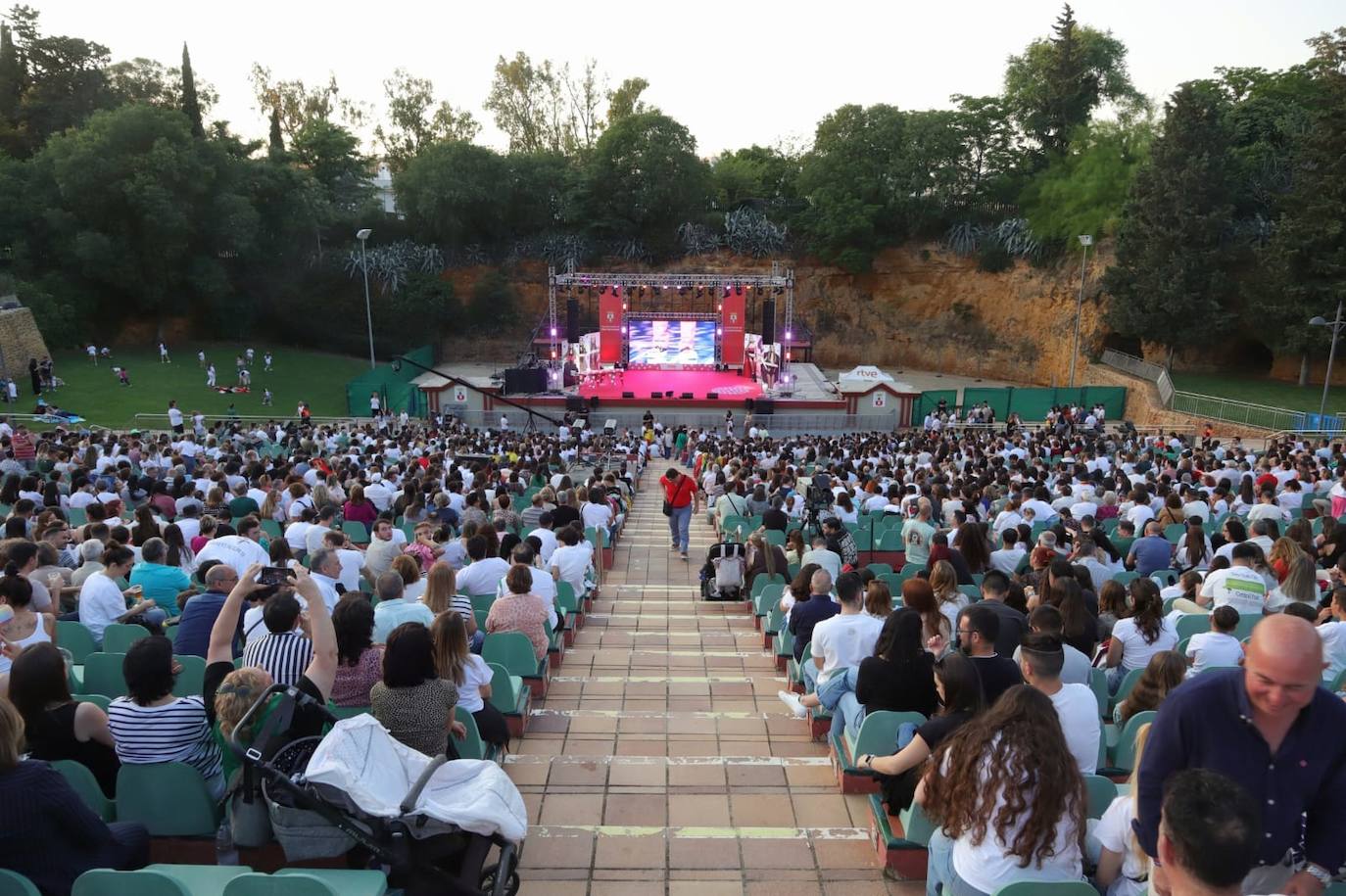 Numeroso público en el Auditorio Municipal 'Los del Río' donde se está retransmitiendo la gala de Eurovisión