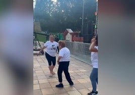 La tía abuela de Melody se arranca a bailar mientras cantan sus sobrinos