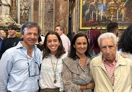 Fernando con su hija, su yerno y su nieta ante el Cachorro en San Pedro