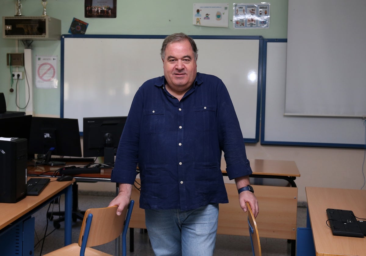Antonio Blázquez en un aula del IES Polígono Sur de Sevilla