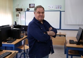Antonio Blázquez en un aula del IES Polígono Sur