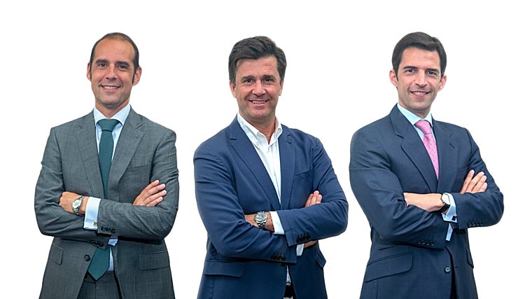 Pedro Mora Jordano entre los socios Salvador Díaz y Fernando Ruiz de Castañeda