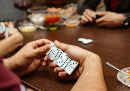 Esta es la costosa multa que te puede caer en Sevilla por jugar al dominó en la calle