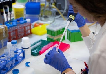 Una técnico de laboratorio realiza una prueba clínica