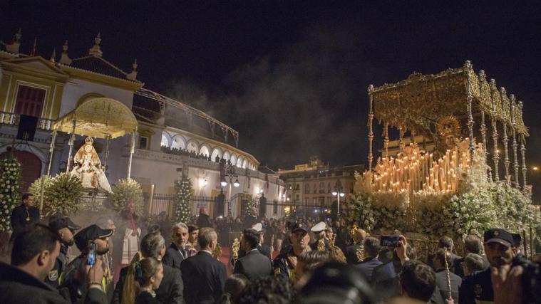 La Esperanza de Triana ante la de los Reyes en la Magna