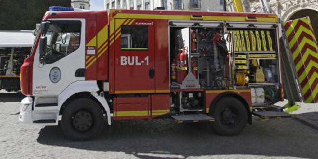 Los bomberos sofocan un incendio en una cocina de un bar en la calle josé maría de pereda