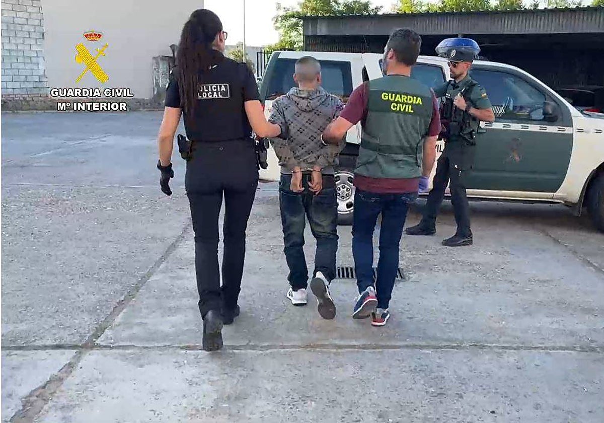 Agentes de la Policía Local y la Guardia Civil detienen al presunto ladrón