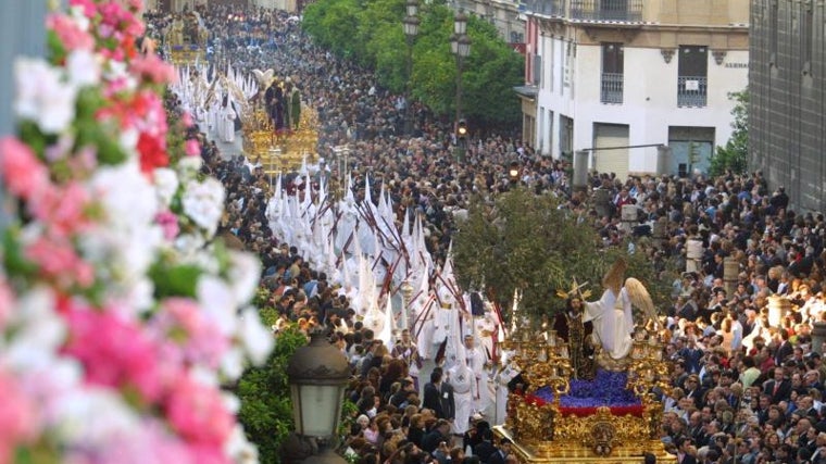 Los misterios de Montesión, San Gonzalo y la Amargura en el Santo Entierro Grande de 2004