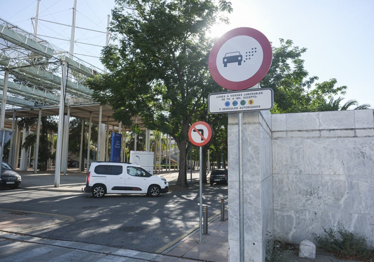 Señal que advierte de la entrada en la Zona de Bajas Emisiones de la Cartuja