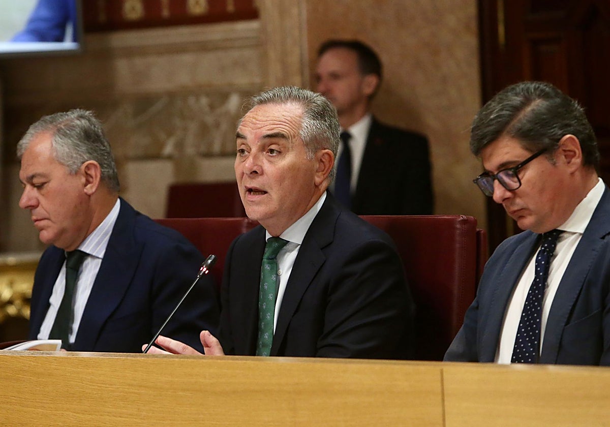 José Luis Sanz, Juan Bueno y Álvaro Pimentel en el pleno de este jueves en el Ayuntamiento de Sevilla