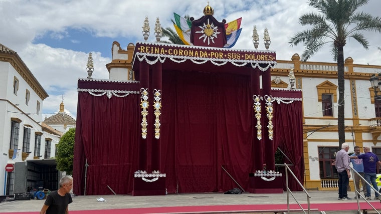 Altar preparado para la coronación en la plaza de la Corredera
