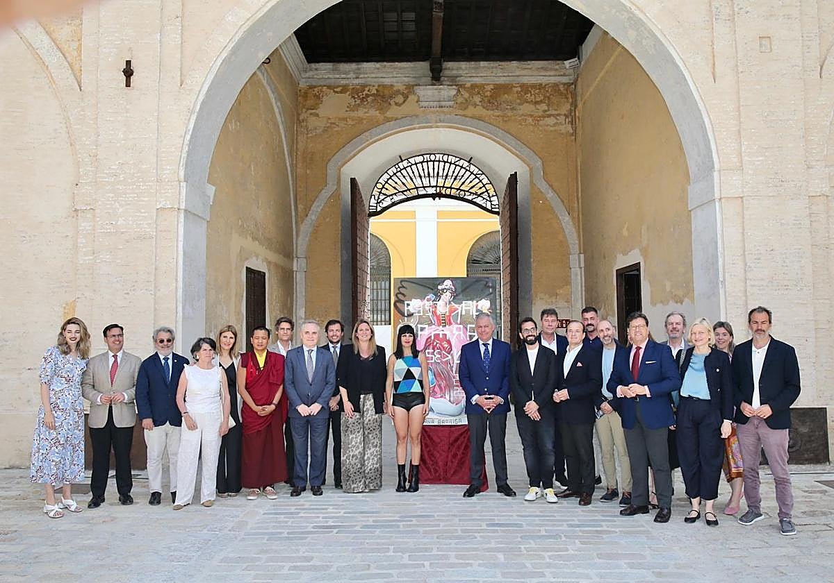Foto de familia de la presentación del Festival de Ópera de Sevilla en la Fábrica de Artillería