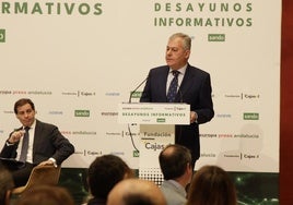 El alcalde de Sevilla, José Luis Sanz, durante el desayuno celebrado en