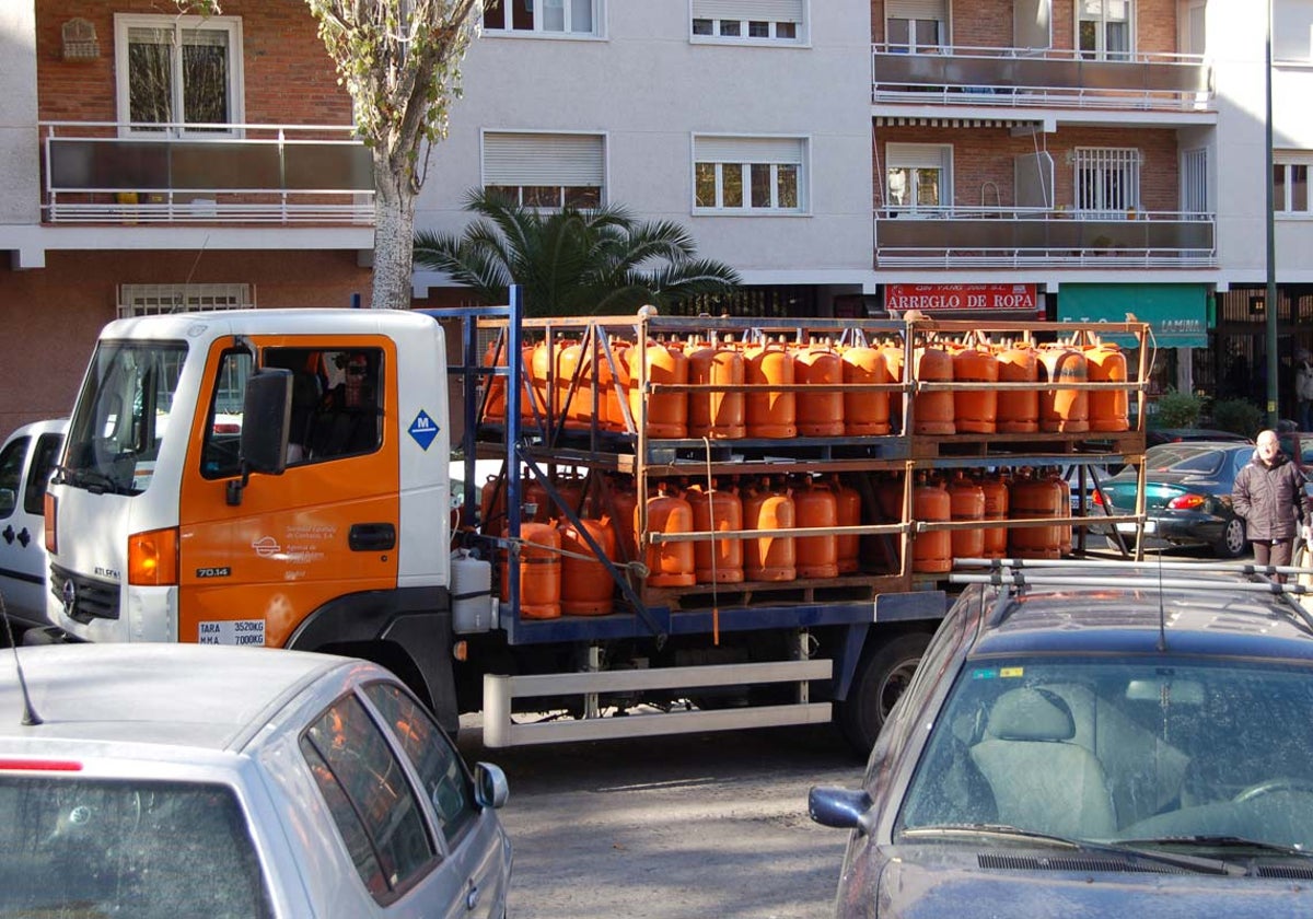 Imagen de archivo de un camión distribuidor de bombonas de butano