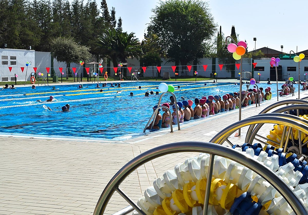 Piscina municipal de Los Palacios y Villafranca, donde hace un año también falleció un joven de la localidad