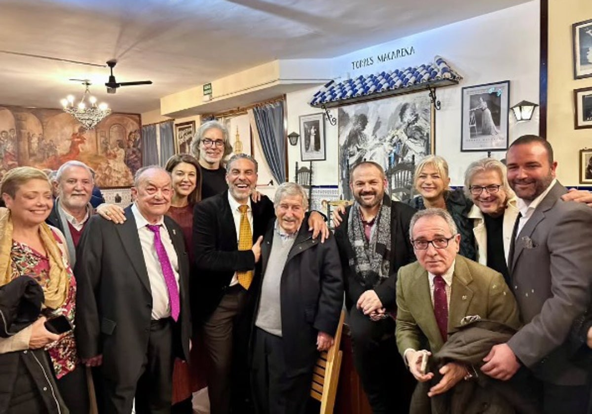 Jaime del Pozo con los miembros de su Peña Torres Macarena