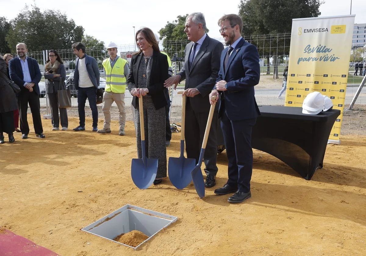 José Luis Sanz, Rocío Díaz y Francisco Toscano, en el acto de la primera piedra de una promoción en Torreblanca