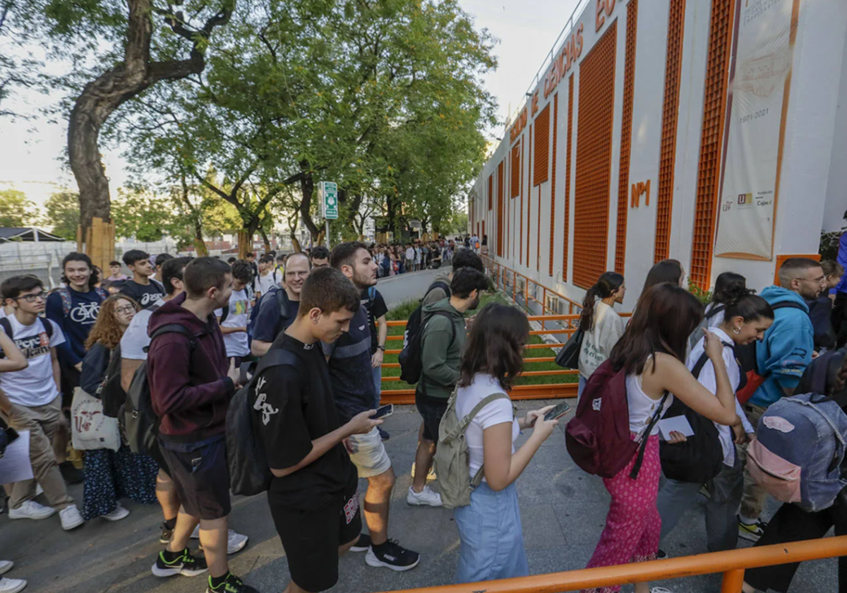 Alumnos de Selectividad entrando en la Facultad de CC. Económicas y Empresariales de la Universidad de Sevilla