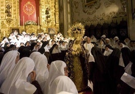«Dicen que la Virgen quiere / vestirse la toca blanca / y quedarse con nosotras / a vivir en nuestra casa»