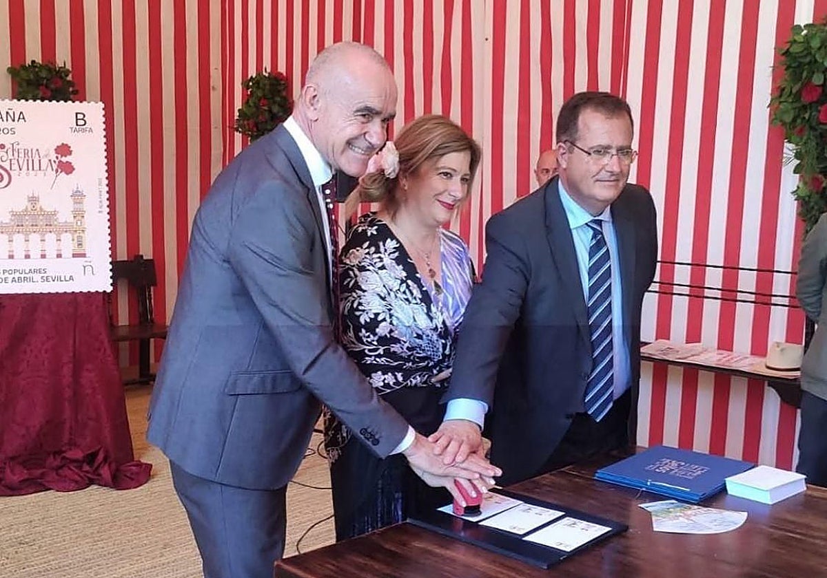 Leire Díez junto a los altos cargos socialistas en el Ayuntamiento de Sevilla, Antonio Muñoz y Juan Carlos Cabrera