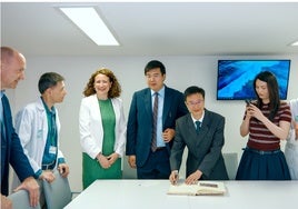 Una delegación china se interesa por el modelo de cirugía del Hospital Virgen del Rocío de Sevilla