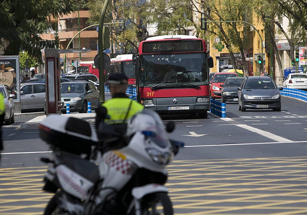 Autobuses circulando por el carril bus-taxi